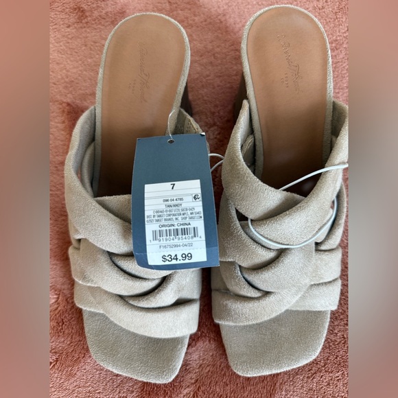 NWT! Universal Thread sandals - Picture 3 of 3